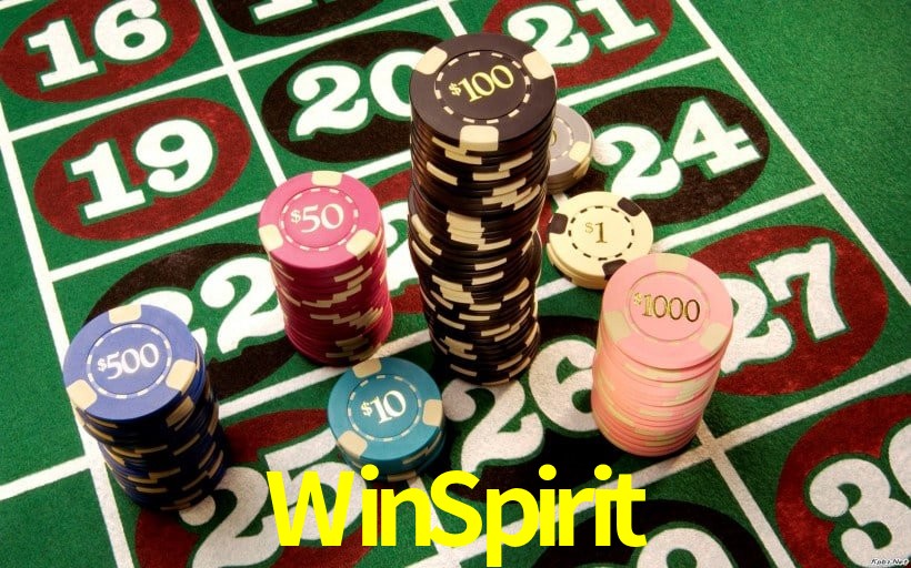 Escena dinámica inspirada en casino con iluminación WinSpirit, cartas, fichas e íconos de juegos digitales en un espacio moderno de juegos.